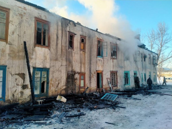В Забайкалье люди эвакуировались из горящего дома