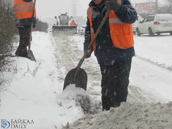 На дороги Улан-Удэ рассыпали 966 тонн песка