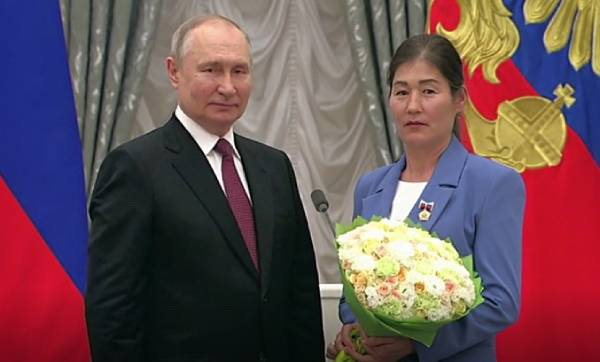 Президент России наградил в Кремле мать-героиню из Бурятии