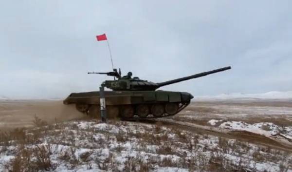 В Бурятии провели занятия по экстремальному вождению танков и БМП 