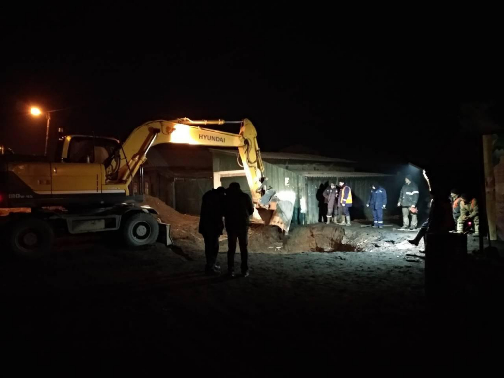 коммунальная авария улан-удэ. коммунальная авария байкал-daily. коммунальные аварии в улан удэ сегодня. боровичи затопило дорогу. онохой республика бурятия, коммунальная авария.