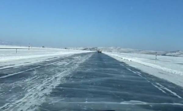 На Байкале открыли ледовую дорогу на острове Ольхон 