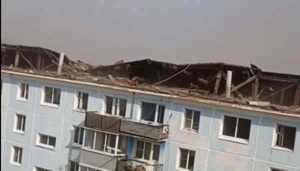 В городе в Бурятии ветром сорвало крышу дома