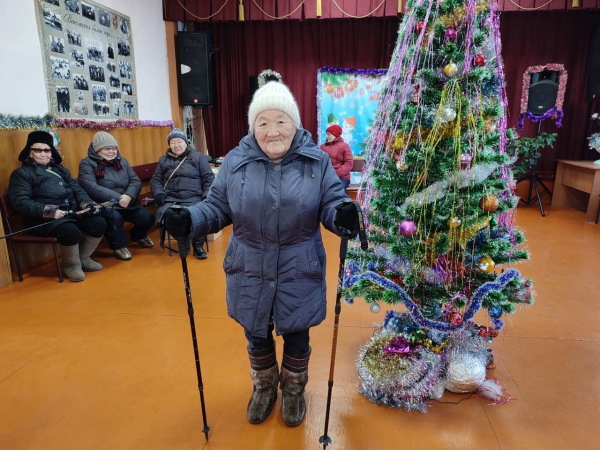 82-летняя жительница Бурятии присоединилась шествию по скандинавской ходьбе