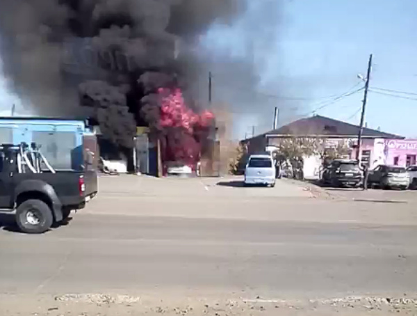 В Улан-Удэ на пожаре в СТО пострадал мужчина
