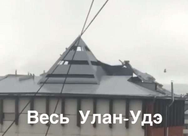 В Улан-Удэ ветер сорвал часть крыши роддома 