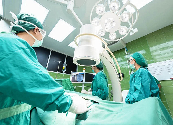 Иркутские врачи впервые провели редкую операцию у новорождённого
