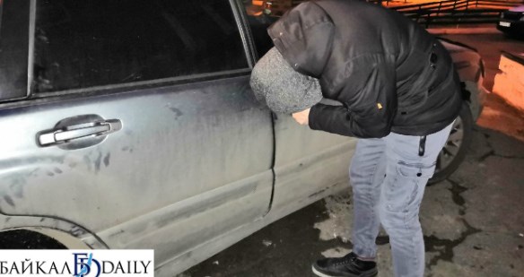 В Улан-Удэ юноша ножницами пытался вскрыть автомобиль