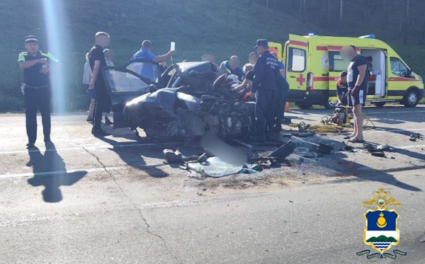 В пригороде Улан-Удэ грузовик раздавил легковушку