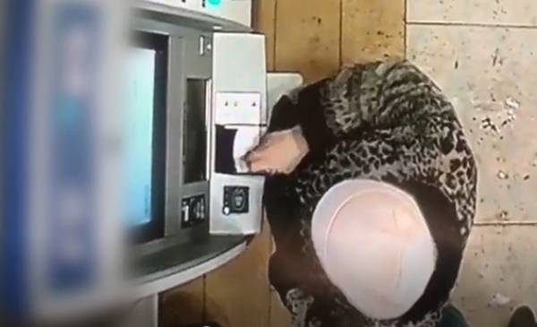 В Иркутске женщина по ошибке забрала из банкомата чужие 100 тысяч 