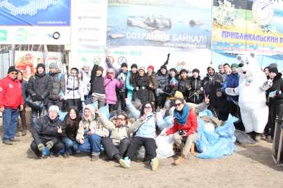Московские активисты помогают очистить лёд Байкала