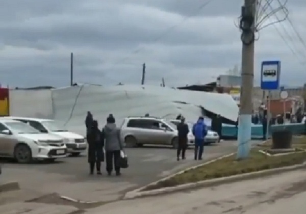 В Иркутской области ветер срывал крыши 