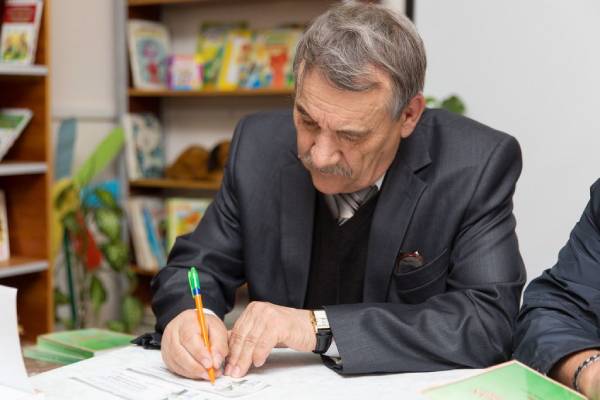 В Бурятии вручили медаль известному драматургу