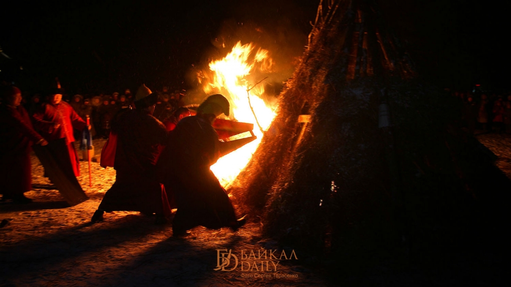 ритуальный костер дугжууба. дугжууба ритуал очищения. прыгают через костер на ивана купала. магический ритуал. очищение огнем.