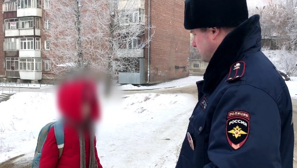 В Иркутске девочка, катаясь на горке, попала под колёса машины