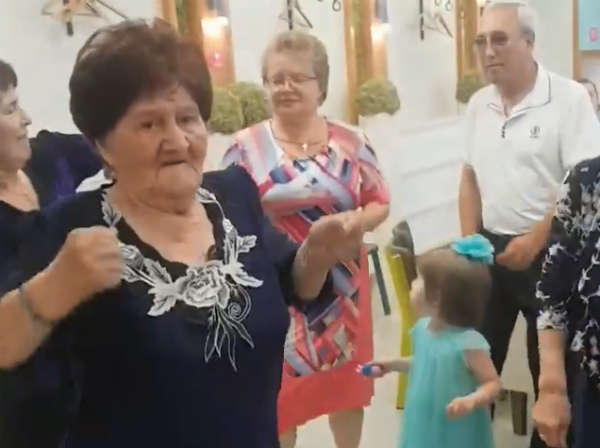 Жительница Бурятии отметила 90-летие танцем Skibidi