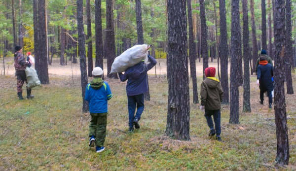 В Бурятии дети пристыдили взрослых за мусор в лесу
