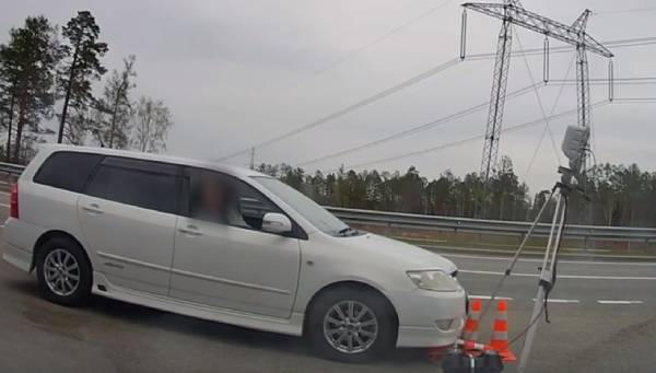 В Ангарске водитель Toyota Fielder намеренно сбил дорожную камеру