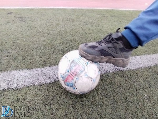 В райцентре в Бурятии дети играют среди кустов и деревьев