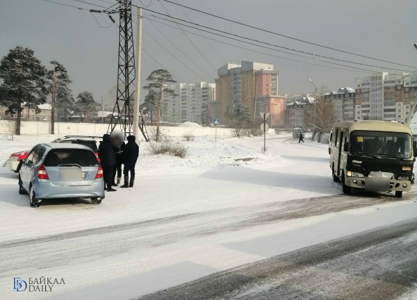 В Улан-Удэ автобус с пассажирами врезался в легковушку 