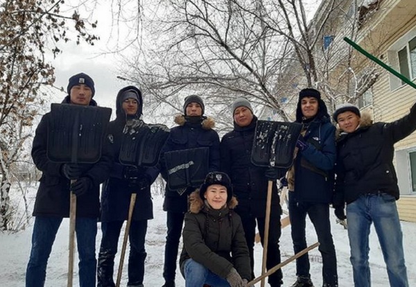 Студенты убрались в улан-удэнском центре «Доверие»