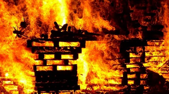 Двое жителей Бурятии обокрали пенсионерку и подожгли её дом 