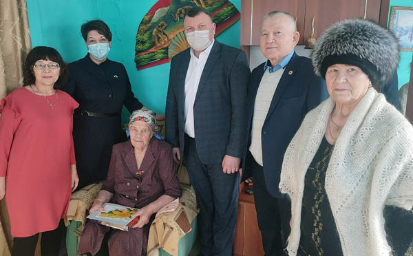 В Заиграевском районе Бурятии ветеран труда отметила 90-летний юбилей