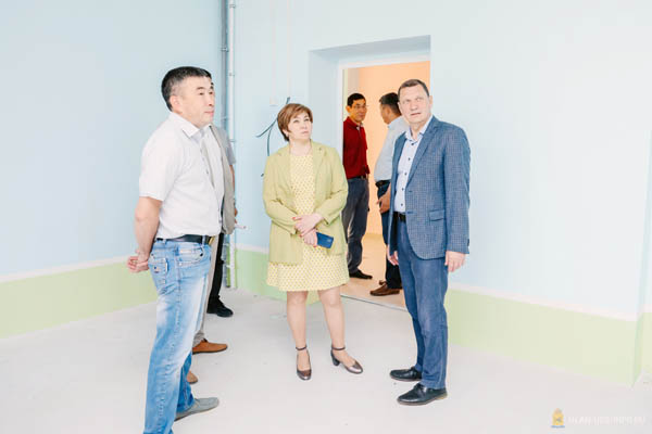 Мэр Улан-Удэ проверил ход ремонта школы №50