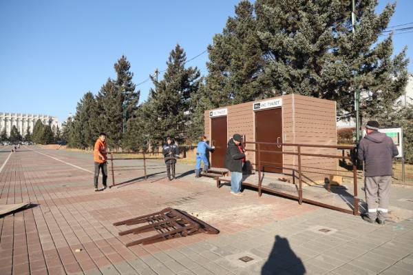 Установка туалета на площади Советов вызвала неоднозначную реакцию улан ...