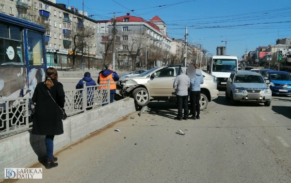 В Улан-Удэ из-за повисшего на ограждении «Лексусе» не ходили трамваи 