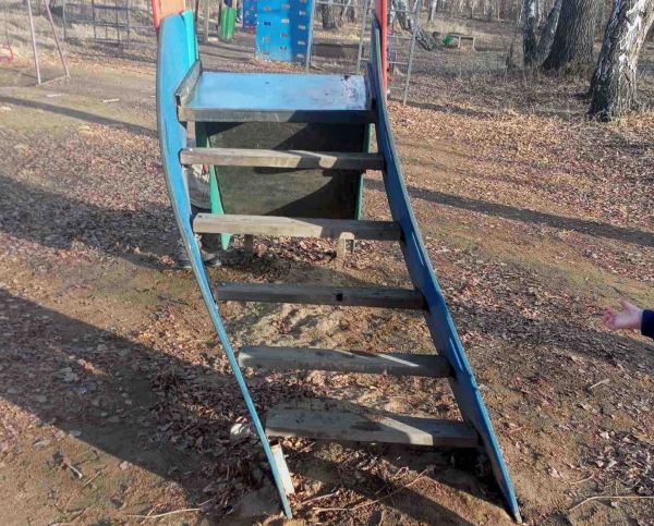 В Бурятии сельчане пожаловались на опасную детскую горку