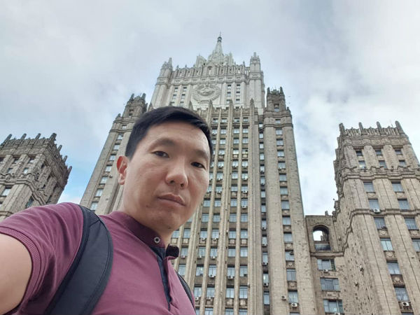 Чингис Болотов тащил медали от Путина под проливным дождём