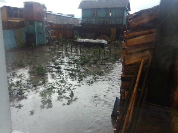 «В огороде было море»: В Улан-Удэ после ремонта дороги затопило дом 
