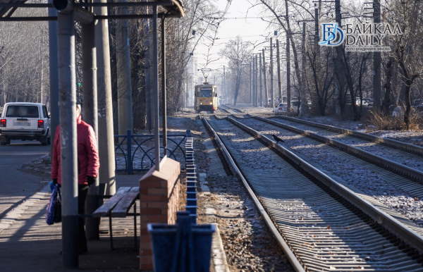 В Улан-Удэ гибридный автомобиль парализовал движение трамваев