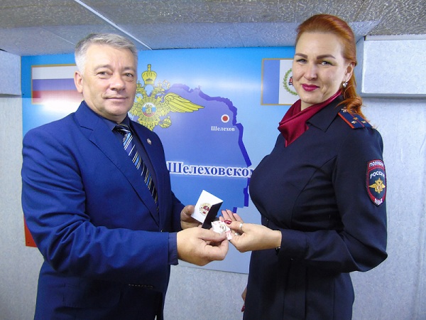 Сотруднице ГИБДД в Иркутской области вручили золотой знак ГТО