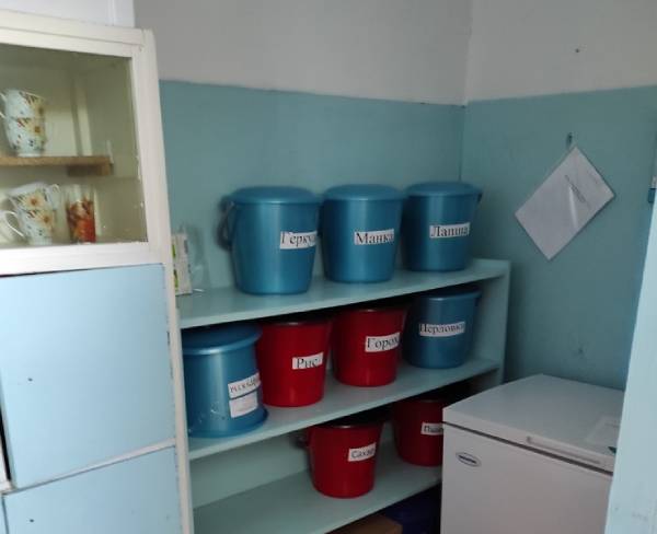 В школе в Бурятии неправильно хранили крупы 