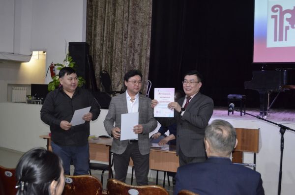 Лучшим студентам колледжа искусств в Улан-Удэ вручили именные стипендии