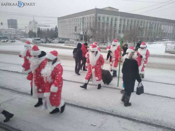 «На работу идут»: По Улан-Удэ гуляла толпа Дедов Морозов