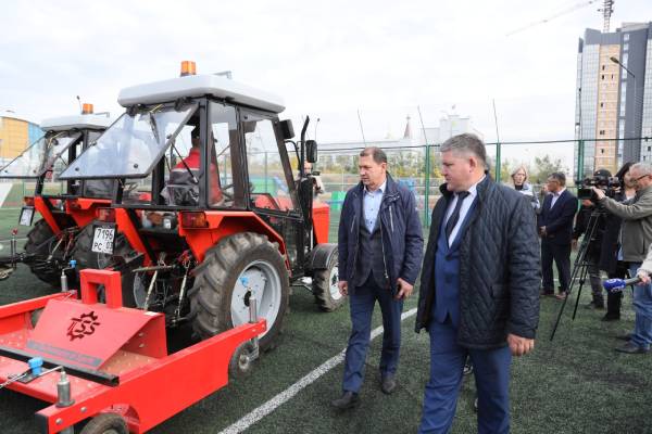 Игорь Шутенков осмотрел новые тракторы для чистки футбольных полей