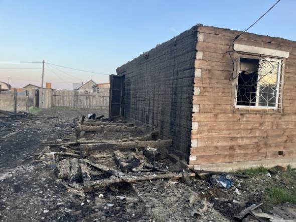 Житель Бурятии запер дом и пытался заживо сжечь женщину с детьми 