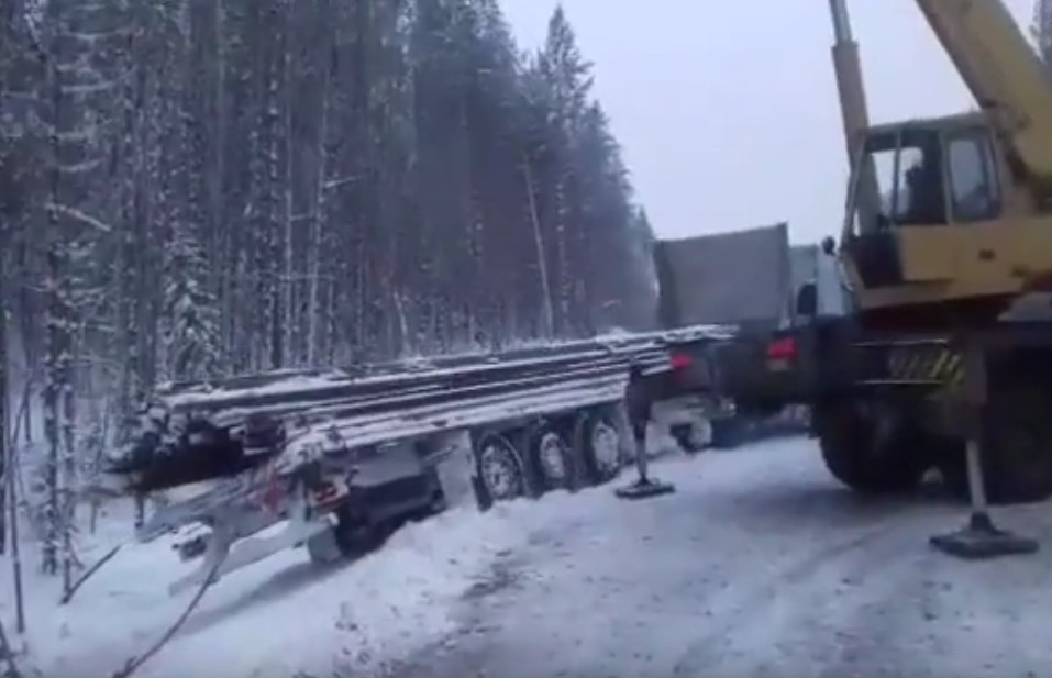 утопленная фура орда. вытащить фуру из снега. 22. урал чтобы вытаскивать фуры. программа где вытаскивают фуры из снежного плена.