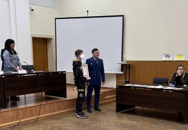 Прокурор Советского района Улан-Удэ наградил победителей творческого конкурса