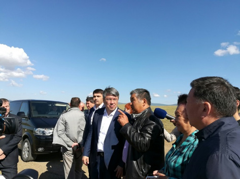 Алексей Цыденов пересадил бурятских министров со служебных автомобилей в микроавтобус