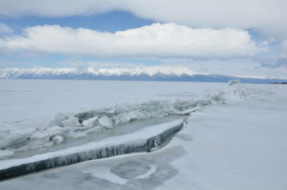 Теплая зима устроила ледовые ловушки на Байкале 