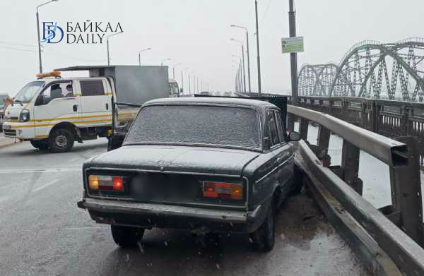 На Селенгинском мосту в Улан-Удэ легковушка врезалась в ограждение 