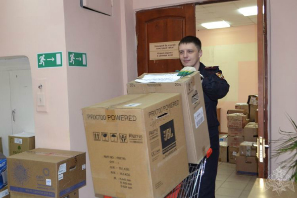 В Улан-Удэ росгвардейцы помогли перенести более тысячи ценных книг 