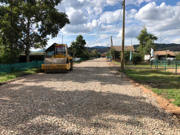 В Бурятии продолжается ремонт дороги на центральной улице в Надеино