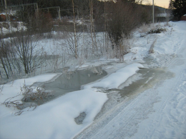 В Иркутской области соорудили снежный вал от наледи на дороге