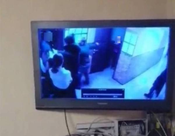 В Улан-Удэ росгвардеец пытался затолкать официантке деньги в рот