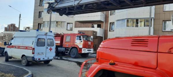 В Братске пожарные вынесли девушку и юношу на руках 